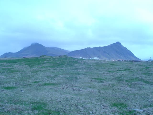 Fornleifar í landi Kross og Fögurbrekku. Deiliskráning 2004